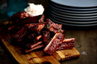 Füme kaburga üzerinde ahşap plat yenmek hazır