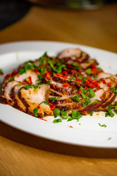 Тайский салат из говядины на тарелке с чили и кориандром — стоковое фото