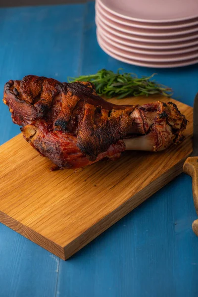 Schweinshaxe på cutting plate — Stockfoto