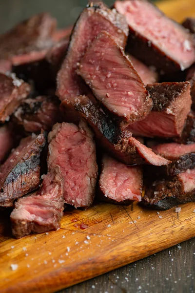 Fatias de bife em uma tábua de corte pronta para servir — Fotografia de Stock