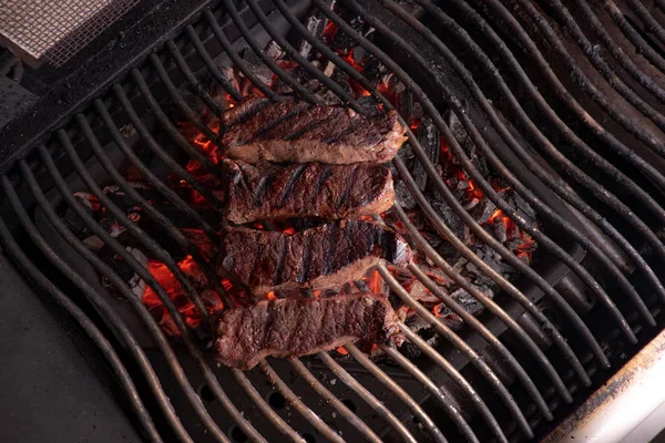 Bifteck sur des charbons rougeoyants — Photo