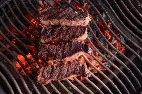 Biefstuk op gloeiende charcoa — Stockfoto