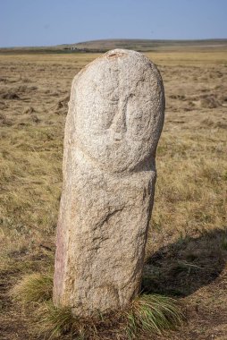 Bozkırda bir taş heykel duruyor.