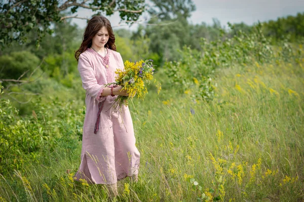 Молодая россиянка собирает букет полевых цветов на Купальском празднике. — стоковое фото