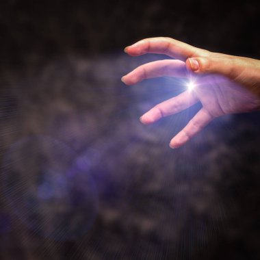 Parmakları gergin bir el, karanlık bir arka plana pıhtı gönderir.