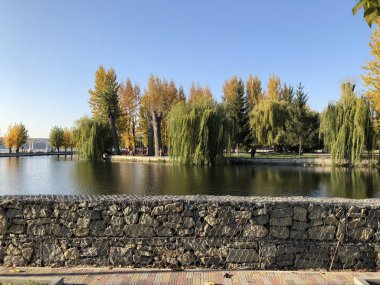 Perspektif görünümü monoton gri tuğla taş kaldırımda sokak yol için zemin. Kaldırım, Driveway, döşeme, yeşil çim