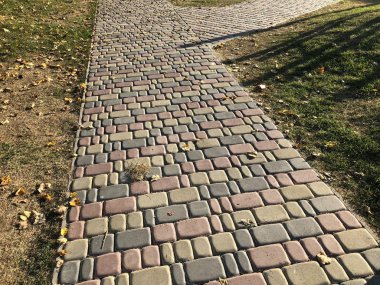 Perspektif görünümü monoton gri tuğla taş kaldırımda sokak yol için zemin. Kaldırım, Driveway, döşeme, yeşil çim