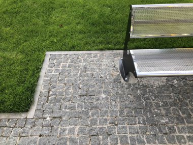 Perspektif görünümü monoton gri tuğla taş kaldırımda sokak yol için zemin. Kaldırım, Driveway, döşeme, yeşil çim