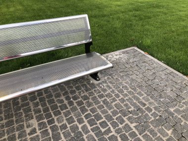 Perspektif görünümü monoton gri tuğla taş kaldırımda sokak yol için zemin. Kaldırım, Driveway, döşeme, yeşil çim