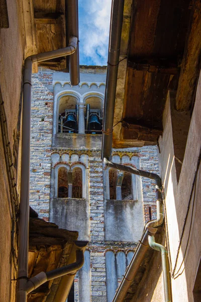 Glockenturm Der Kirche Von San Giulio Nur Die Straße Hinunter — Stockfoto