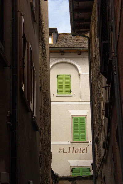 Bir dağ kasabasında dar ve gizemli bir yol. Evleri, duvarları ve yeşil pencereli merdivenleri olan dar bir sokak.