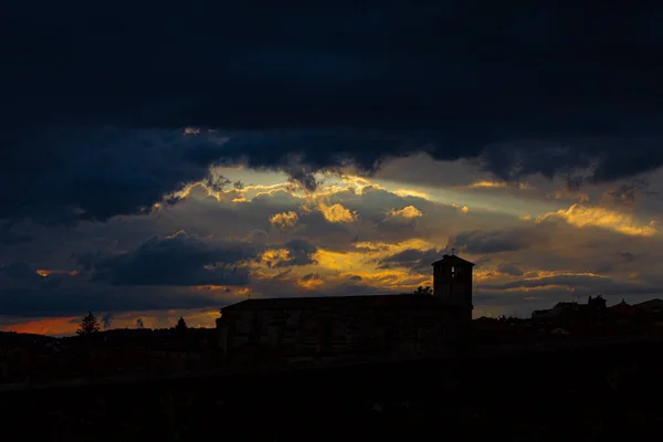 Mittelalterliche Stadtsilhouette Bei Sonnenuntergang Sonnenlicht Das Hinter Den Wolken Und — Stockfoto
