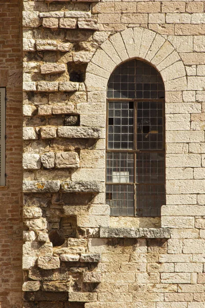 Alte Mittelalterliche Fenster Stehen Einer Modernen Mauer Gegenüber Der Vergleich — Stockfoto