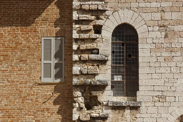 Alte Mittelalterliche Fenster Gegensatz Modernen Fenstern Der Vergleich Moderner Und — Stockfoto
