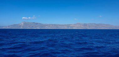 Ufukta bir ada deniz manzarası