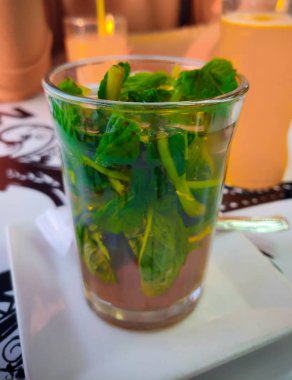 Şeffaf bardakta servis edilen Fas naneli çayı. 