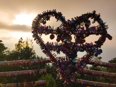 Gunung Raya dağında, Langkawi 'de günbatımında aşk kilitli bir kalp.