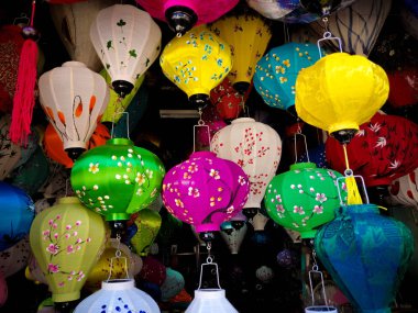 Hanoi Vietnam sokaklarındaki dükkanlarda renkli tavan fenerleri sergileniyor. 