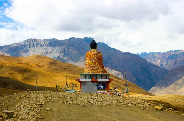 印度喜马拉雅山海拔较高的斯皮蒂山谷山上的朗扎佛像 — 图库照片