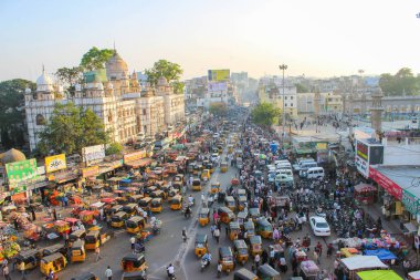 Charminar pazarının çevresindeki otomobil ve arabalar ana caddede hareket ediyor. Fotoğraf Charminar anıtından alındı. 