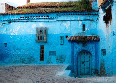 Fas 'ın Rif bölgesinde küçük güzel bir kasaba olan Chefchaouen' deki eski Medina 'da bir ev. Gösterişli, mavi yıkanmış bir dağ köyü..