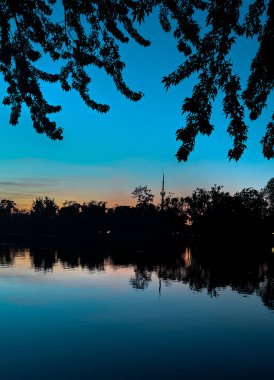 Toronto üzerinde gün batımı CN Kulesi, ufuk çizgisi ve altın akşam ışığı ile.