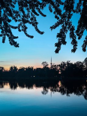 Toronto üzerinde gün batımı CN Kulesi, ufuk çizgisi ve altın akşam ışığı ile.