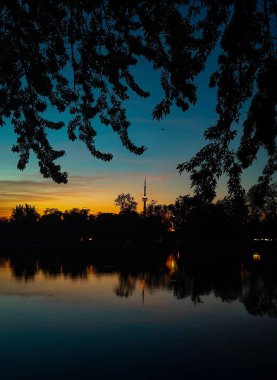 Toronto üzerinde gün batımı CN Kulesi, ufuk çizgisi ve altın akşam ışığı ile.