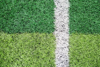Yeşil suni çim futbol sahası. Futbol sahasının ortasında yarı çizgisi. Üst kısmı alanından görüntüleme.
