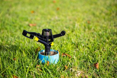 Bahçe su fıskiye. Bahçede su springer, yakın çekim