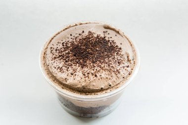 Çikolatalı kek, kupada yumuşak krem. Ucuz kek. Ucuz kek