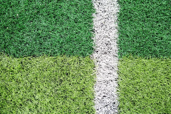 绿色人造草地足球场 足球场中央的半线 从顶部字段查看 — 图库照片