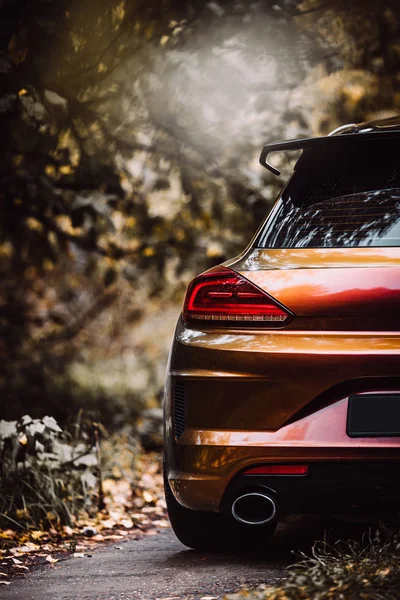 Foto Otoño Con Coche Sintonizado Carretera — Foto de Stock