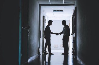 Siluet iki arkadaş mutlu ve başarılı arkadaşlıklar arasındaki anlaşmayı bitiriyor.