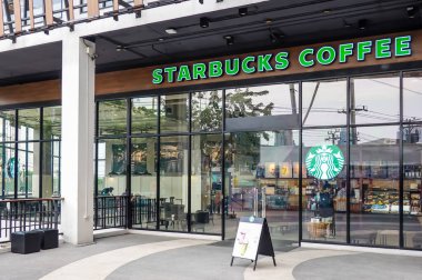 BANGKOK, THAILAND - 1 Nisan 2019: Starbucks Alışveriş Merkezi 'ndeki Starbucks Kahve Markası dünyanın en büyük uluslararası kahve dükkanı zinciri şirketlerinden biridir.