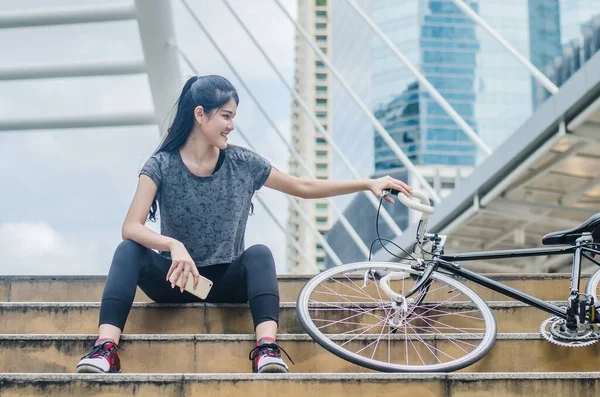 Спортивна Жінка Сидить Сходах Розміщує Своїм Велосипедом Місті — стокове фото