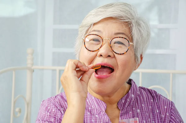 Wiek Medycyna Opieka Zdrowotna Koncepcja Ludzi Szczęśliwa Starsza Kobieta Trzymająca — Zdjęcie stockowe