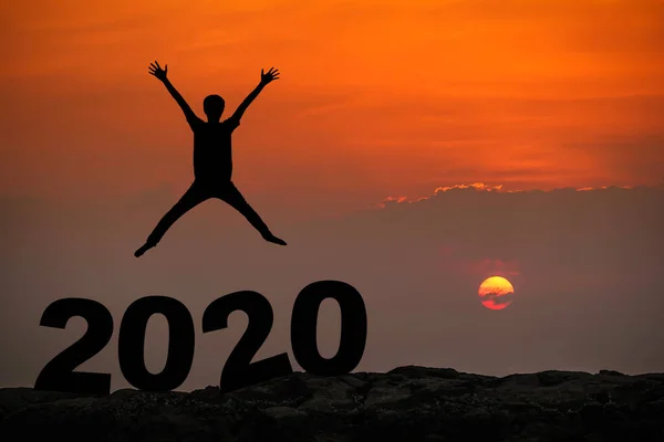 Силуэт Молодого Человека Счастливые Прыжки Руки Вверх Между 2019 Новым — стоковое фото