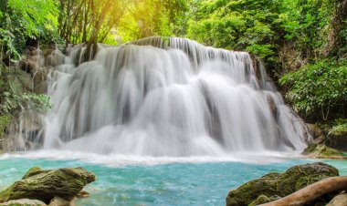 Tropikal yağmur ormanlarındaki güzel şelaleye, Tayland, Kanchanaburi 'deki Huai Mae Khamin Şelalesi' ndeki doğal parktaki derenin yumuşak suyuna seyahat edin..