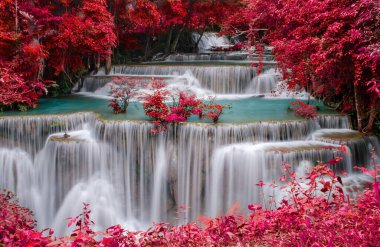 Tropikal yağmur ormanlarındaki güzel şelaleye, Kanchanaburi, Tayland 'daki doğal parktaki derenin yumuşak suyuna seyahat edin..