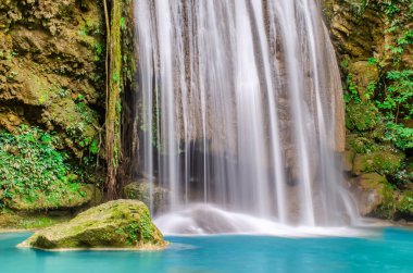 Erawan şelalesinde güçlü bir şelalenin yakın çekim parçası, ormanın derinliklerindeki güzel şelale, Kanchanaburi, Tayland 'daki Erawan Ulusal Parkı.