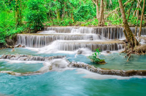 Tropikal yağmur ormanlarındaki güzel şelaleye, Tayland, Kanchanaburi 'deki Huai Mae Khamin Şelalesi' ndeki doğal parktaki derenin yumuşak suyuna seyahat edin..