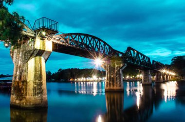 Kwai Nehri tren yolu köprüsü gün batımında Kanchanaburi, Tayland 'da.