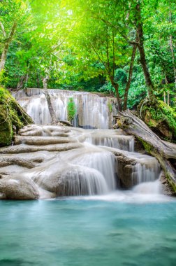 Erawan şelalesinde derin orman şelalesi, ormanın derinliklerinde güneş ışınları olan güzel şelale, Tayland, Kanchanaburi 'deki Erawan Ulusal Parkı.
