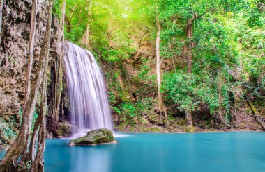 Erawan şelalesinde derin orman şelalesi, ormanın derinliklerinde güneş ışınları olan güzel şelale, Tayland, Kanchanaburi 'deki Erawan Ulusal Parkı.