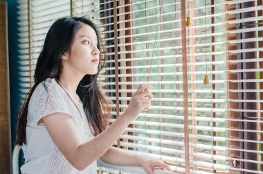 Sabahları pencerenin yanında duran güzel kadın çok hoştur.