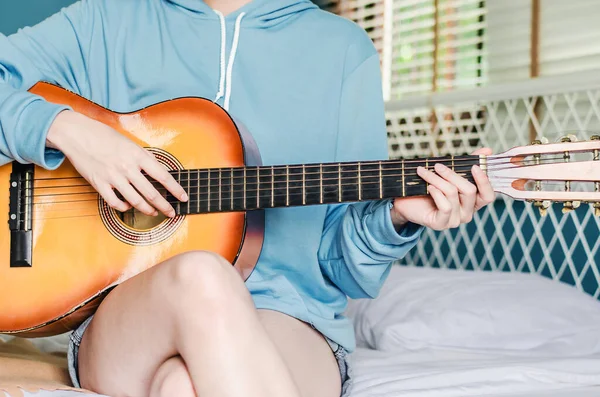 Częściowy Widok Azjatyckiej Dziewczyny Grającej Gitarze Akustycznej Rana Obudzić Się — Zdjęcie stockowe