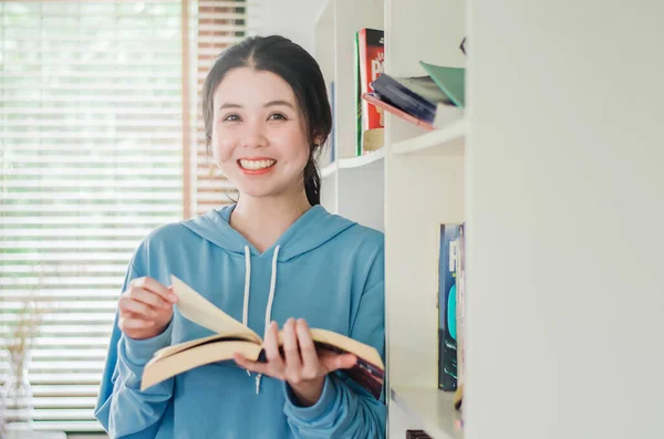 Uśmiechnięta Piękna Młoda Dziewczyna Stojąca Bibliotece Książkami Domu Kobieta Czytająca — Zdjęcie stockowe