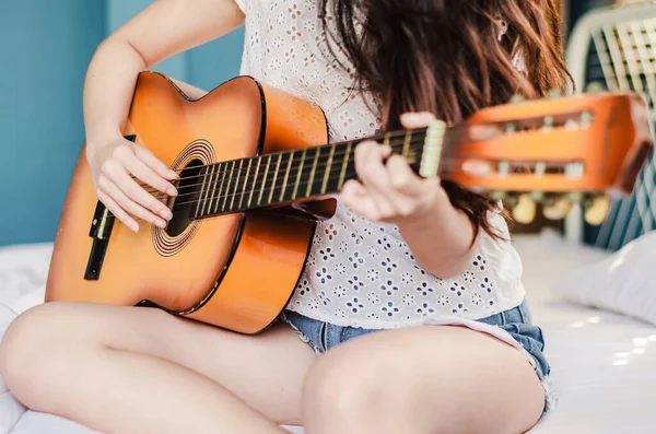 Частковий Вигляд Азіатської Дівчини Грає Акустичній Гітарі Ранку Прокидається Спальні — стокове фото