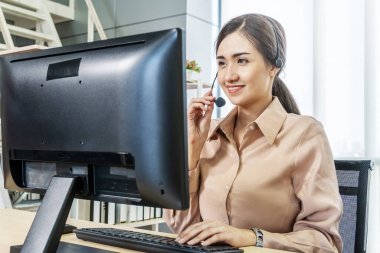 Çağrı merkezi, servis masası danışmanı telefonla konuşuyor, çağrı merkezi iş kadını kulaklıkla konuşuyor, müşteri hizmetleri pozisyonunda kadın telefonda, ofis ve iş konseptiyle konuşuyor.